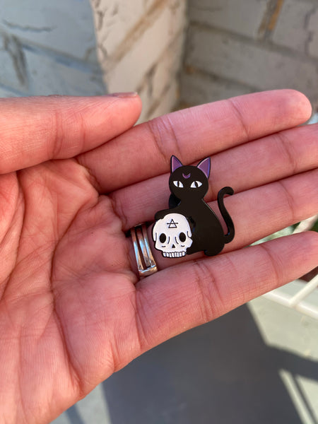 Black cat pin